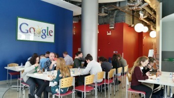 Students eat lunch at Google